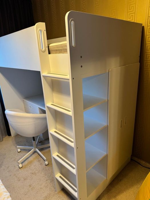 Високо легло с бюро