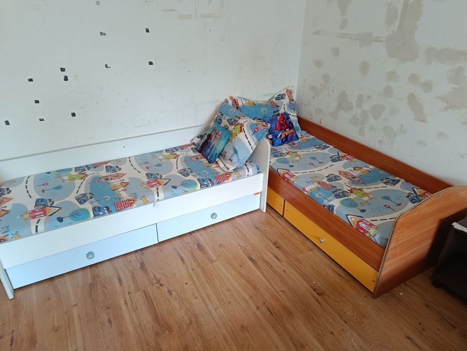 Холов/кухненски ъглов диван и детски легла и количка за близнаци