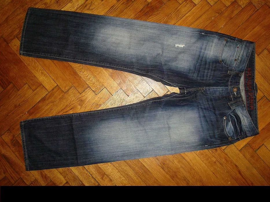 Blugi Tommy Hilfiger W 33xL32 (talie 86cm, lungime 104cm).