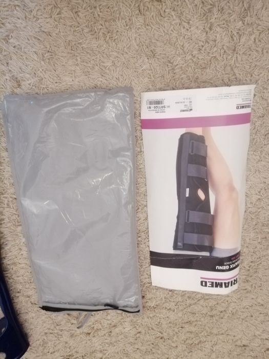 Set orteză fixă genunchi + 2 cârje – stare impecabilă