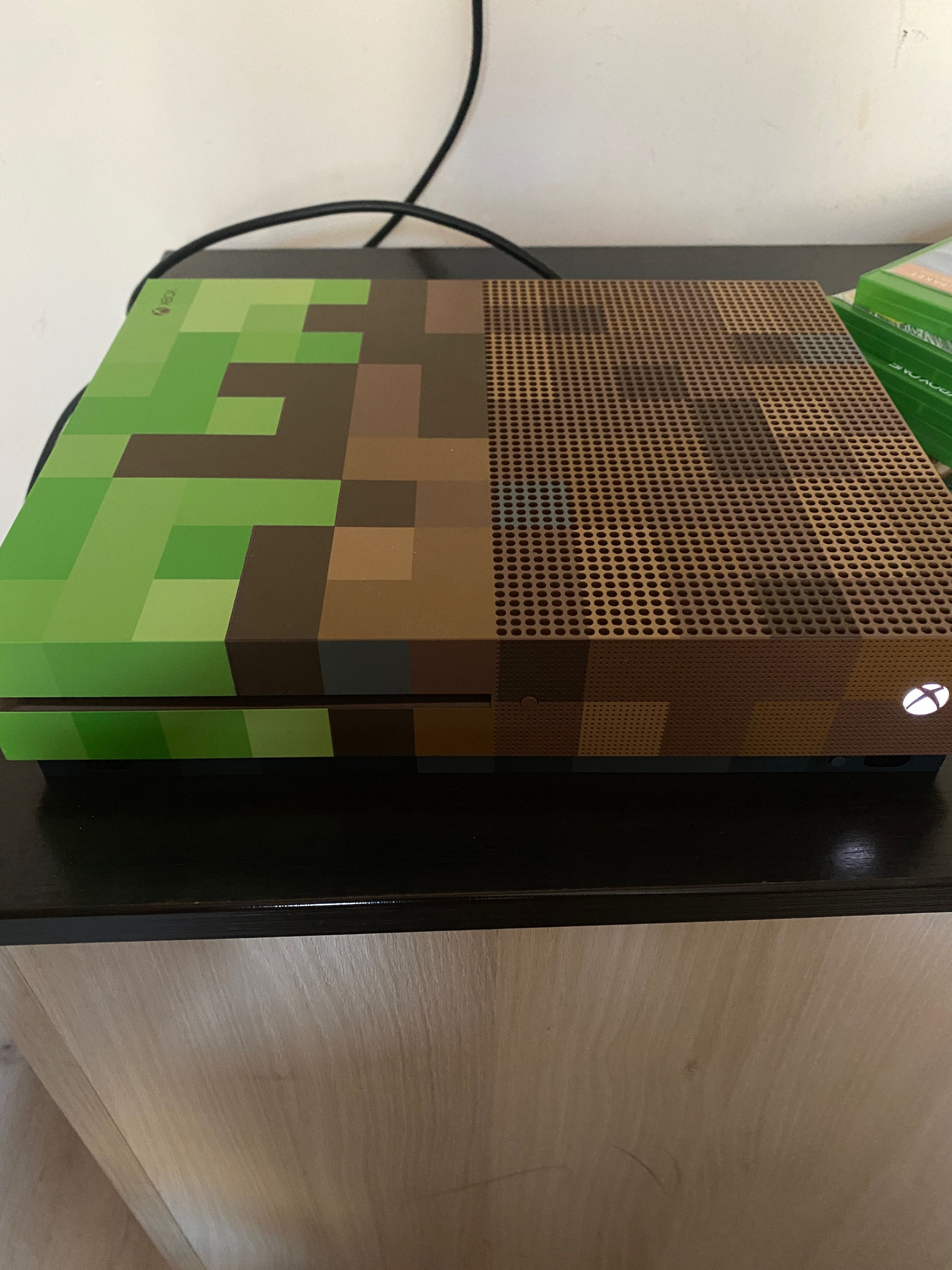 Vând Xbox One S 1000Gb Grun Limited Edition Minecraft Limited edition