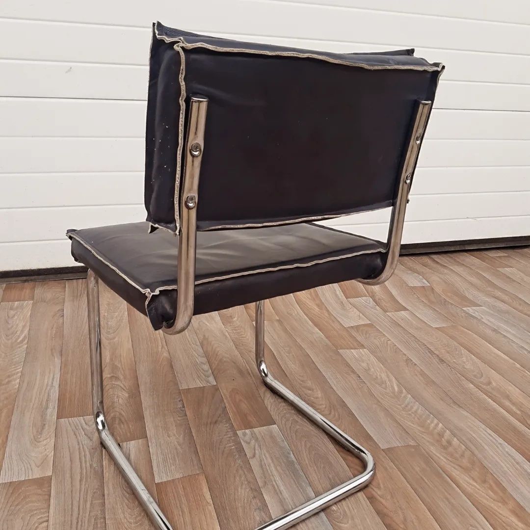 Vintage тръбен стол с естествена кожа с обърнат шеф от 70 те години .