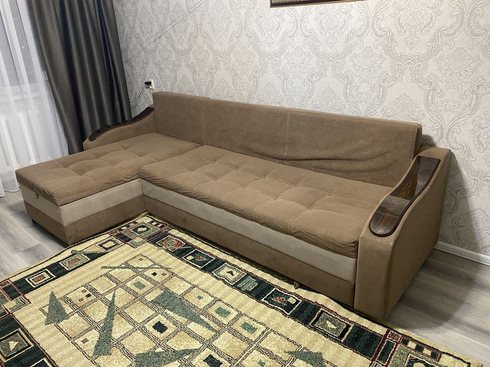 Коричневый диван