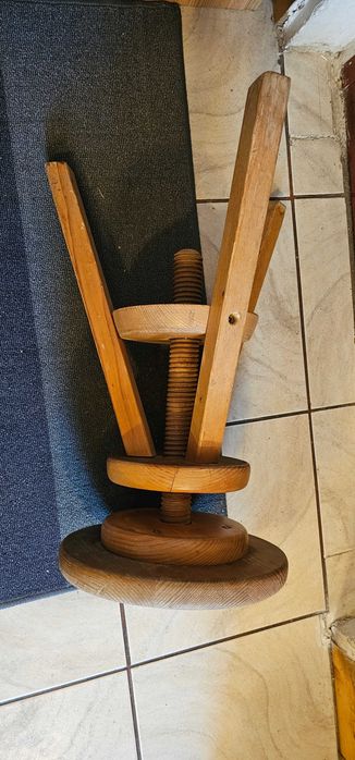 scaun vechi din lemn ajustabil