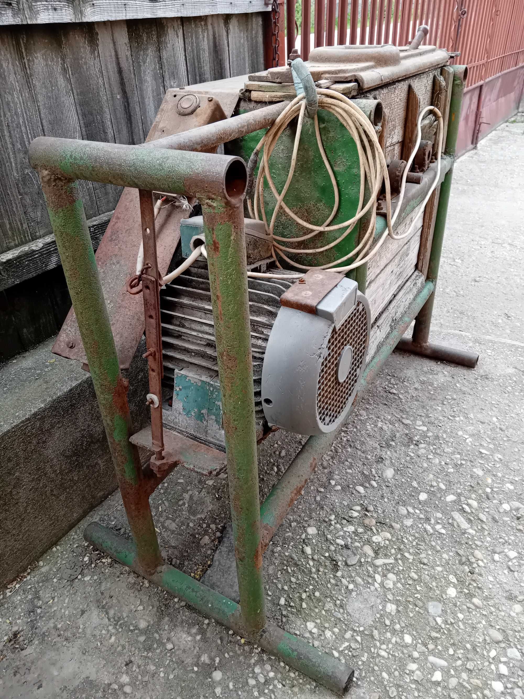 Mașina de bătut porumb electrică