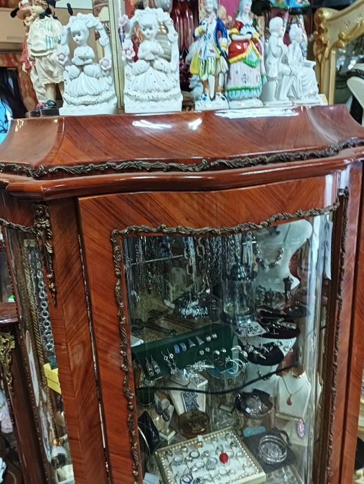 Продавам Витрина