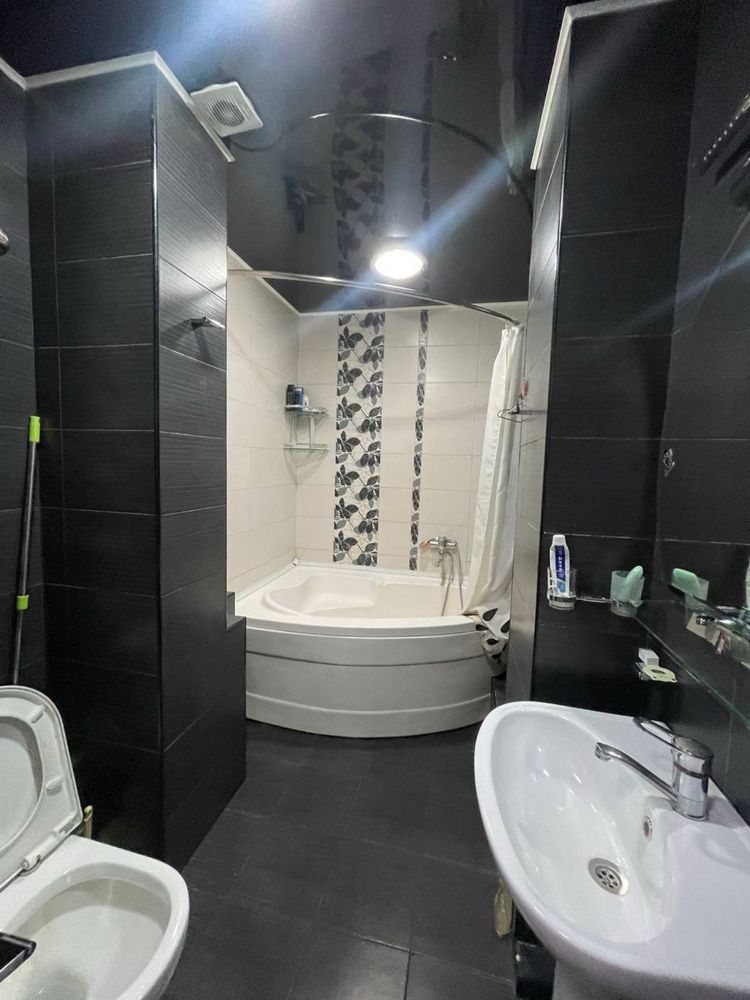 Oybek 4 xonalik kvartira 4/7/9. Evro remont 100m2 balkon 2/6