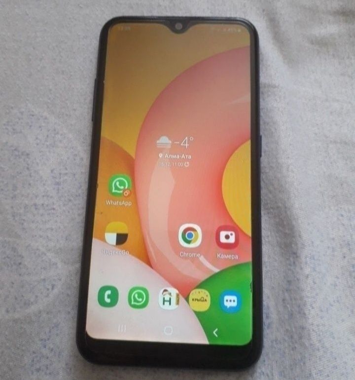 Продам смартфон galaxy A01 в хорошем состояний в комплекте зарядка