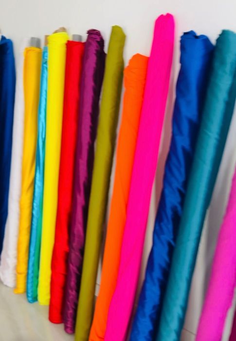 Vând materiale textile și accesorii pentru rochii !