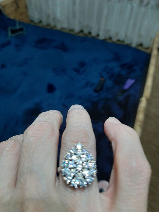 Продам кольцо серебро с камнями Сваровски.