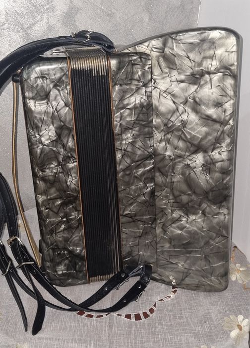 Vând acordeon hohner tango vm 120 basi sau schimb cu acordeon 80 basi
