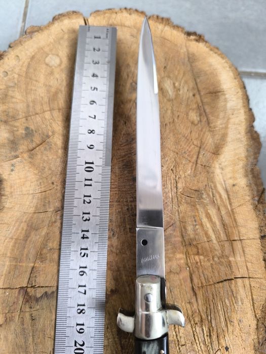 Se vinde Stiletto de mari dimensiuni anii 50