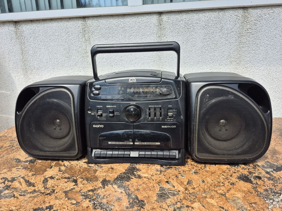 Radiocasetofon cu CD Sanyo vechi bassxpander MCD S-850  an 1990
