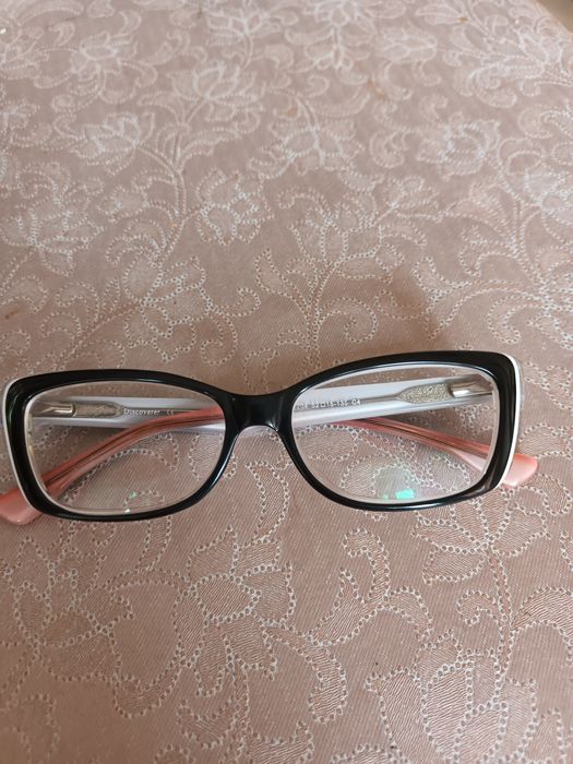 Дамски диоптрични очила с два чифта стъкла
