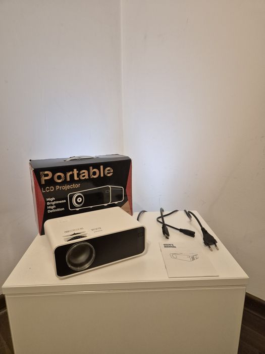 Videoproiector Portabil LCD HD cu accesorii și cutie