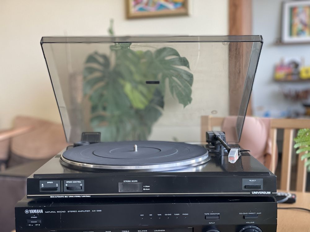 Грамофон Universum и усилвател Yamaha AX-396