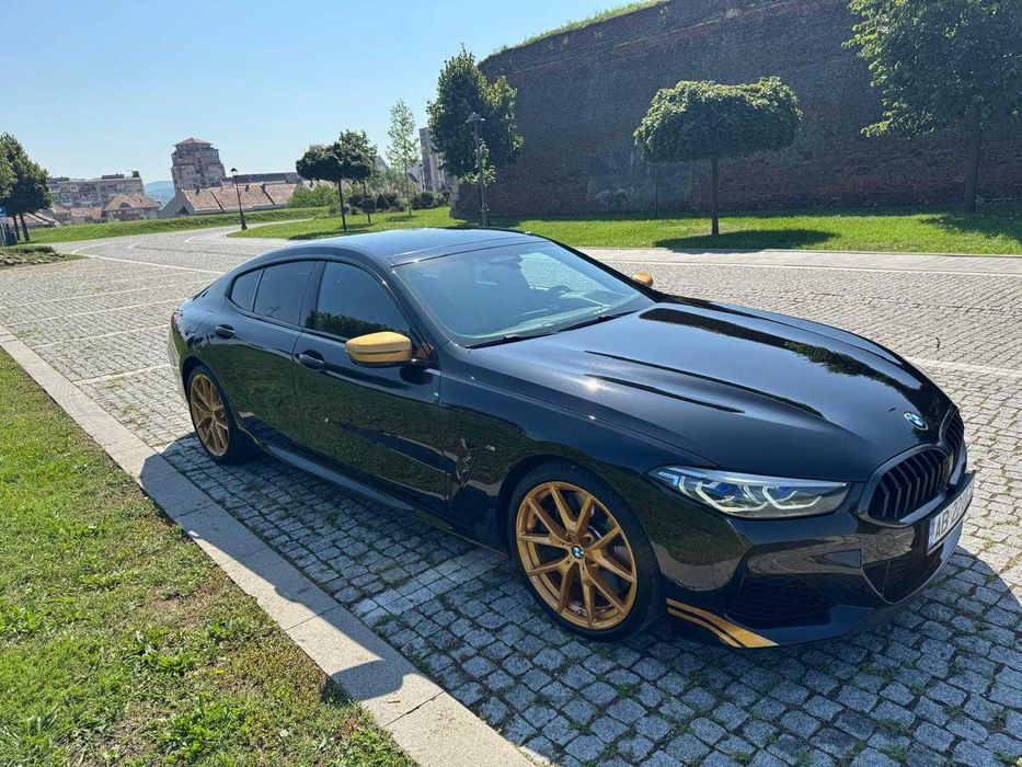 BMW M8 M850i xDrive AT Black Sapphire cu accente Golden Thunder