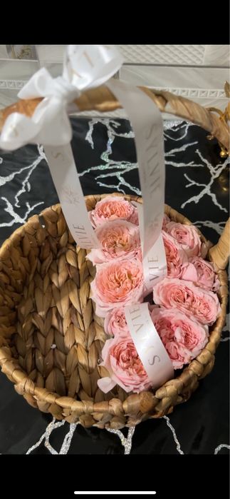 Продам цветы мини бокс. Рядом можете положить шоколадки