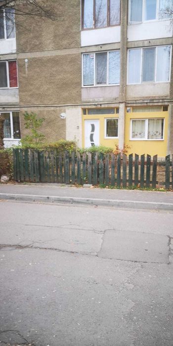 Inchiriez spatiu cu intrare exterioara .