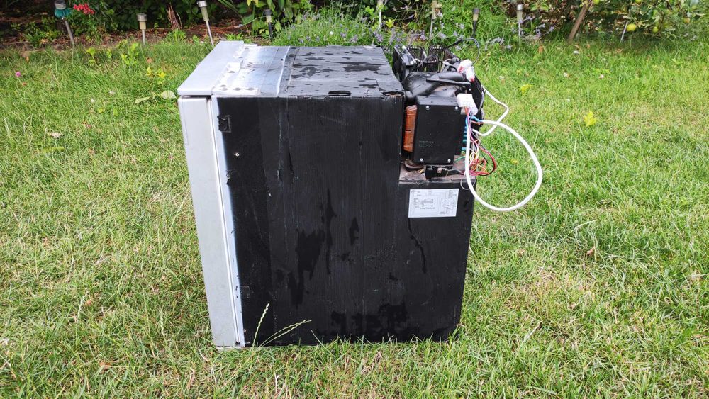 Frigider marca Waeco, model cu compresor cu alimentare la 12v.