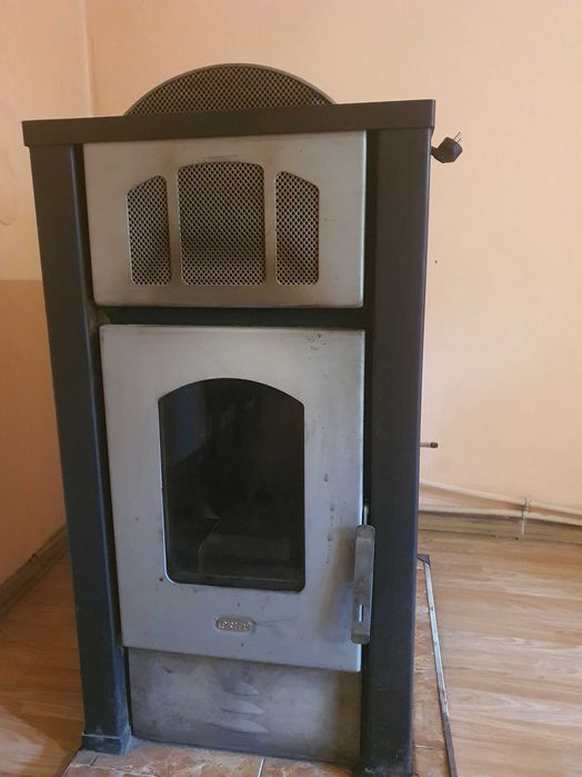 Камина  на пилети "Прити" 25кв  с ,втора употреба с водна риза.