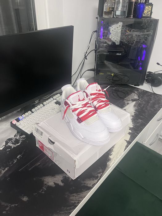 Jordan 4 metallic red