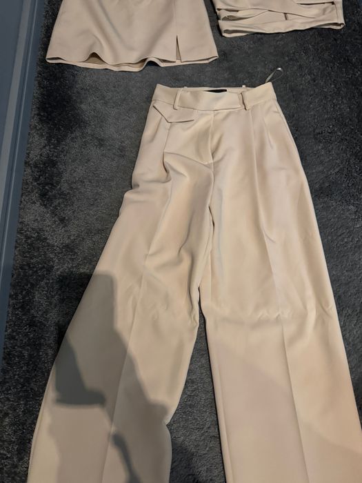 Бежов костюм от 3 части Cliche