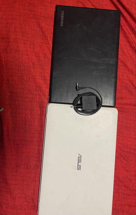 Vand leptop uri 500 lei negociabil,