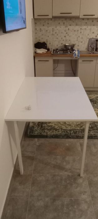 Vând masa de la Ikea