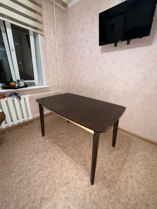 Стол кухонный коричневый