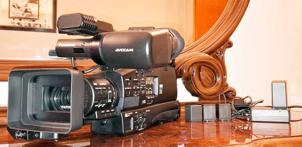 Видеокамера Panasonic AG-HMC84ER +Фонарь + Сумка, в отличном состоянии