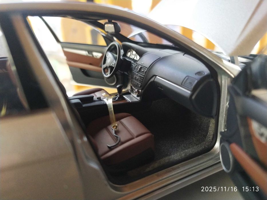 1:18 Autoart - Mercedes C-Class W204 Avantgarde