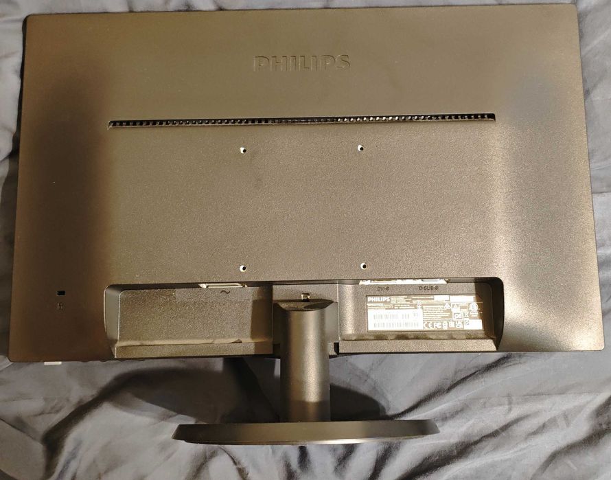Продавам HD монитор Philips 223V5L