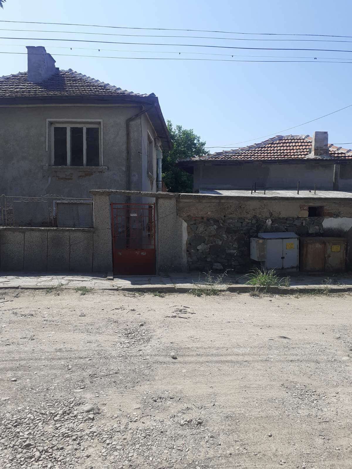 Двуетажна къща с двор 920 кв. село Дълбок извор община Първомай