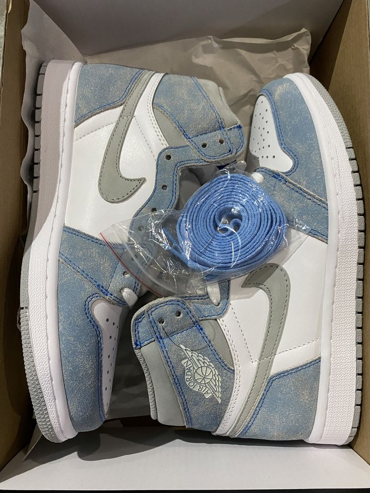 Air Jordan 1 Retro High “Hyper Royal Smoke Grey”