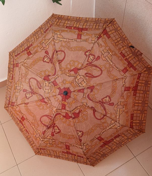 Сгъваеми автоматични и полуавтоматични чадъри различна големина .