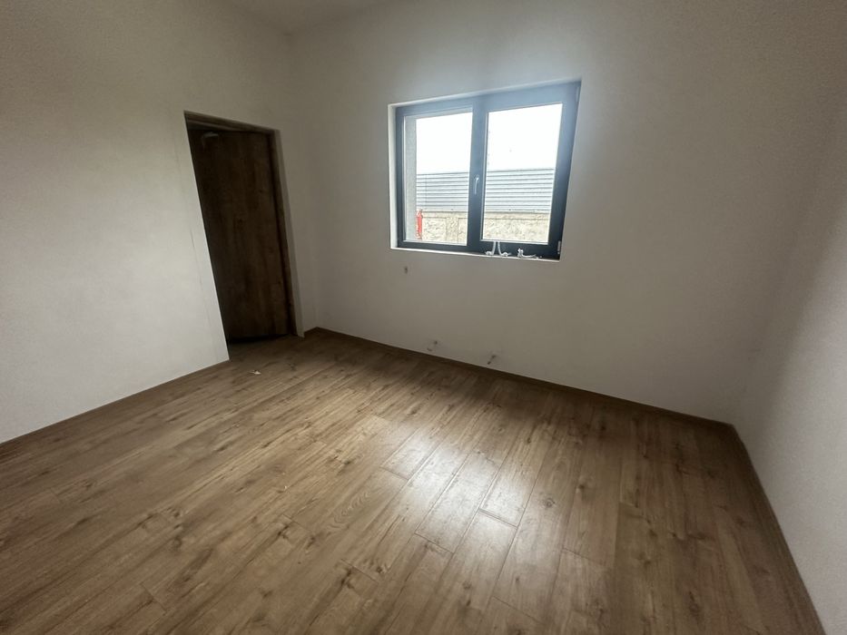 Cladire spatii birouri si apartamente plus teren 10000 mp de vamzare