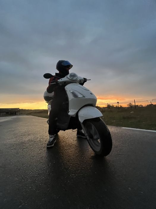Vand scuter piaggio 125,cu acte!!