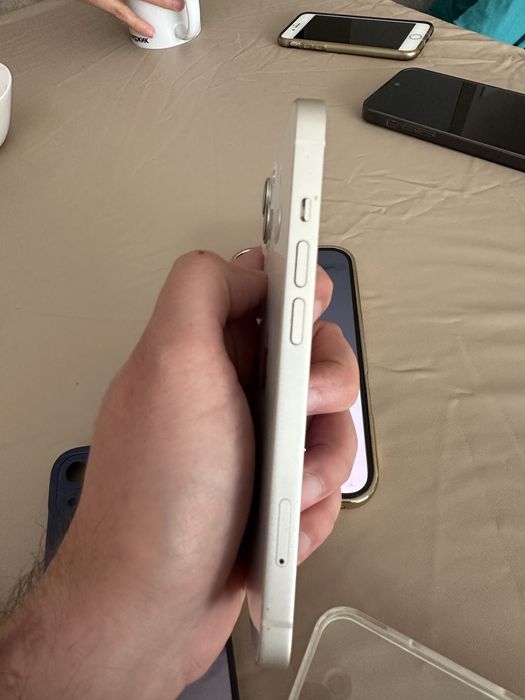 Продавам перфектен Iphone 13