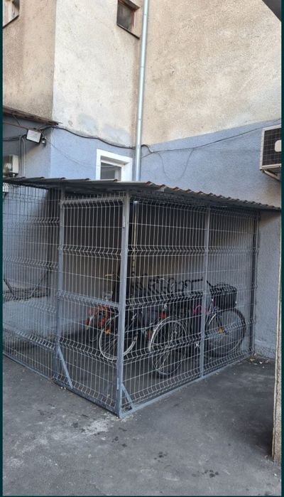 Vând 2 țarcuri metalice 3x3