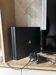 PS4 PRO 1TB с контролер и 5 игри
