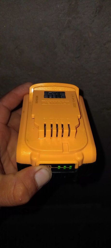 Dewalt akumlyator original kop ishlatilmagan bu  300 ming som