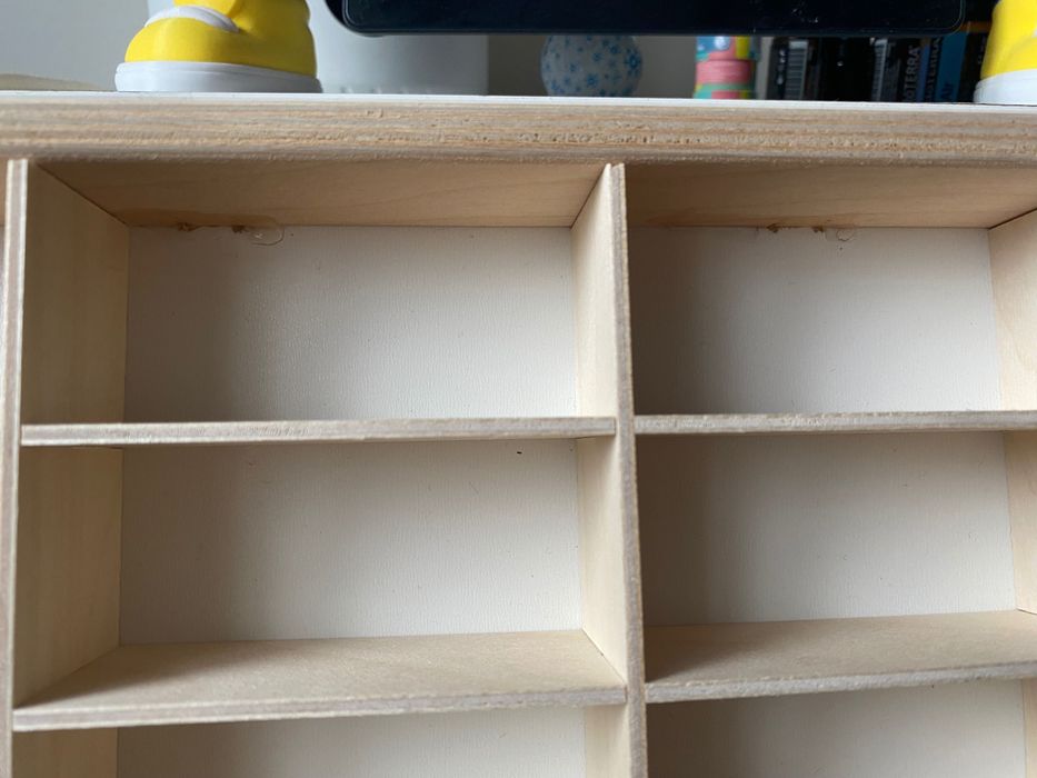 Нов, дефектен Дървен рафт за съхранение на колички - 90 отделения