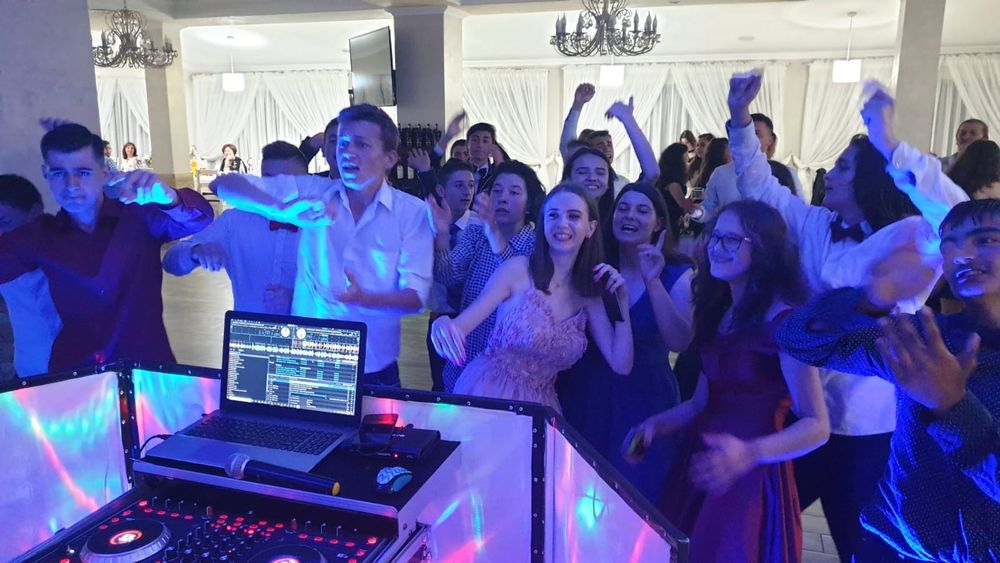 **Transform fiecare petrecere într-o legendă.** Sunt DJ Ovi ,