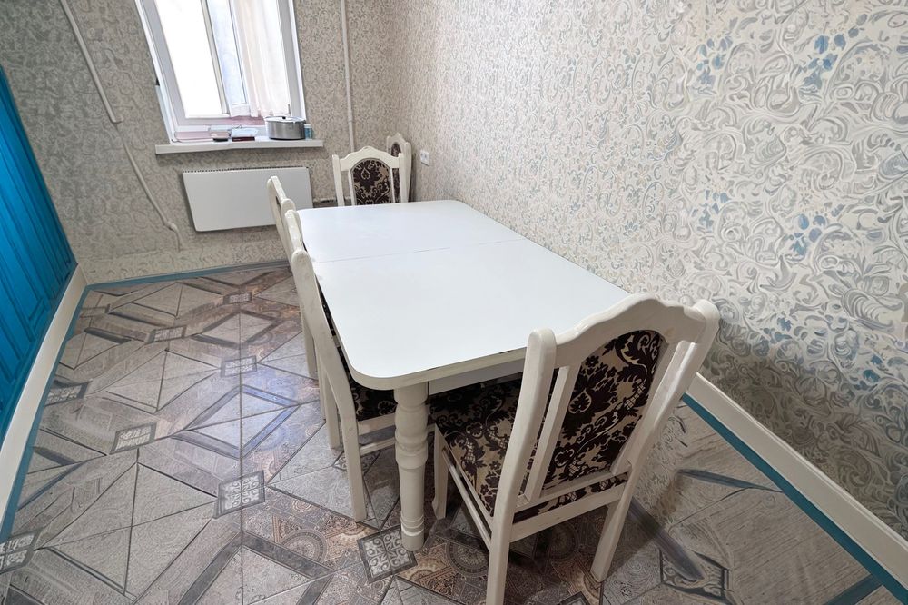 Кухонный стол и стулья