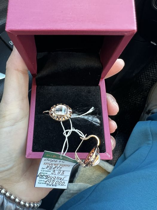 Продам золотые серьги