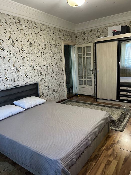 Ибн сино2.Продаётся своя 3 комнатная квартира с мебелью  и частично те