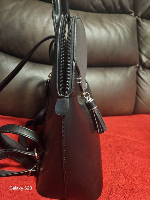 Продавам дамска кожена раничка