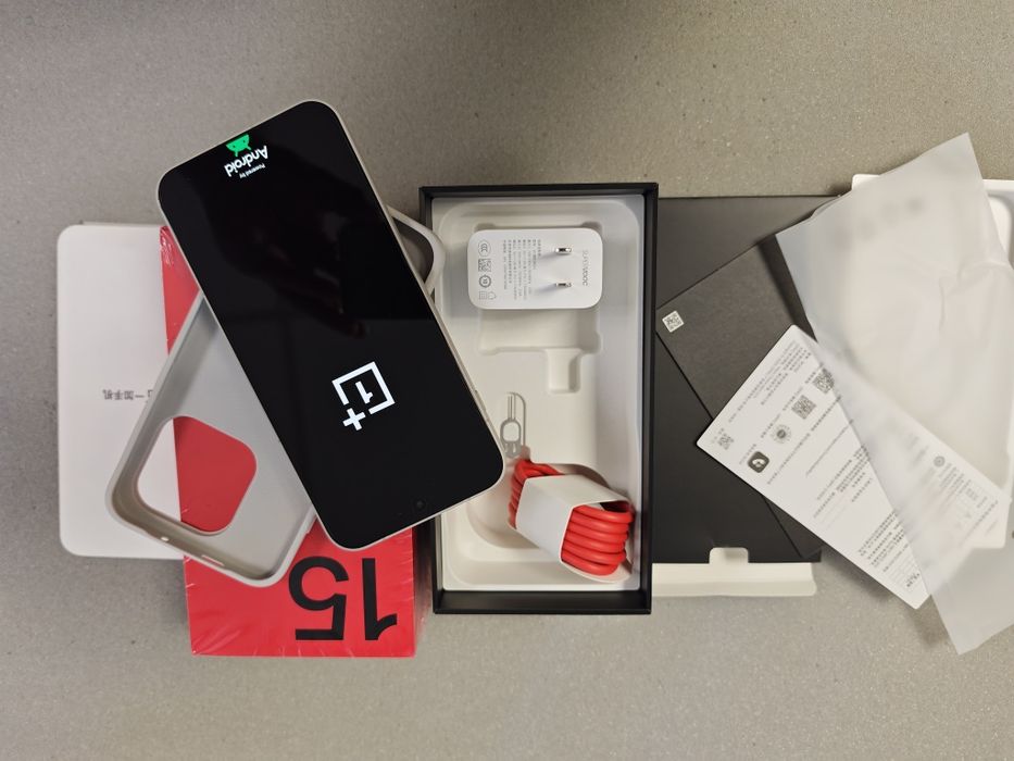 Чисто нов OnePlus 15 16/256GB с Oxygen OS 16 с  Android Auto,
