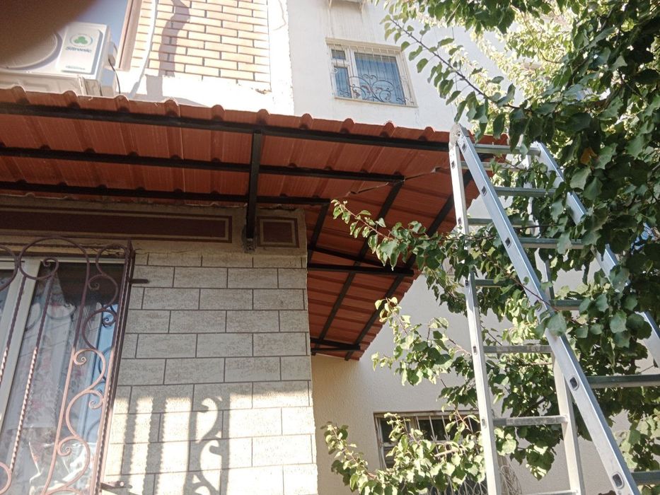 Козырьки над окнами и ролики для белья